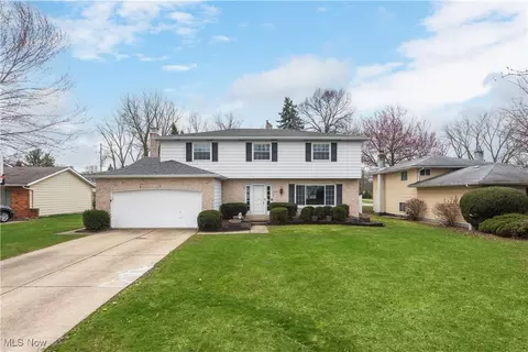 23601 Cedarwood Ln, North Olmsted, OH 44070