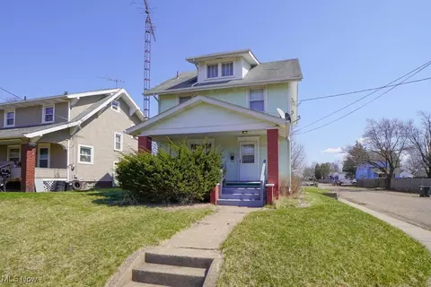2700 Coventry Blvd NE, Canton, OH 44705