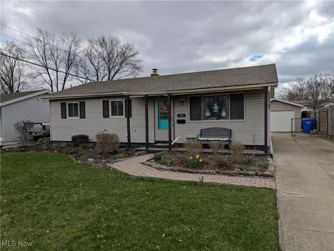 6483 Edgehurst Dr, Brook Park, OH 44142
