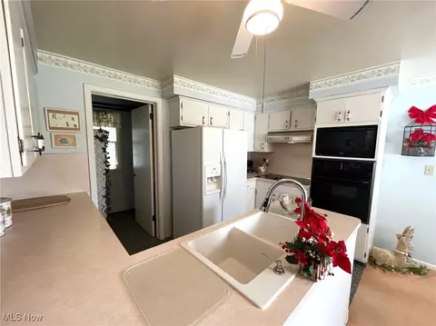 Kitchen - 4586 Edwin Dr NW, Canton, OH 44718 photo 2 of 4