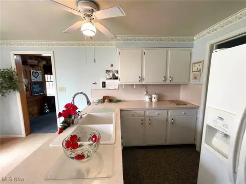 Kitchen - 4586 Edwin Dr NW, Canton, OH 44718 photo 3 of 4