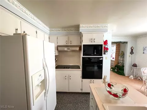 Kitchen - 4586 Edwin Dr NW, Canton, OH 44718 photo 4 of 4