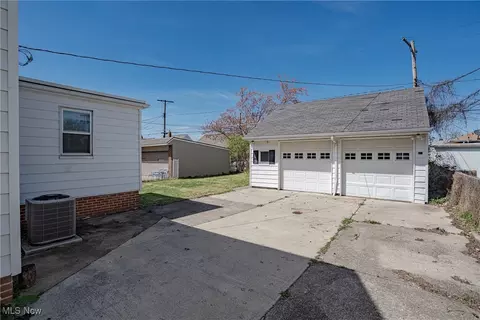 Exterior - 3000 Brookview Blvd, Parma, OH 44134 photo 3 of 6