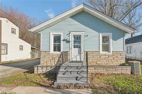 254 Oakwood St, Elyria, OH 44035