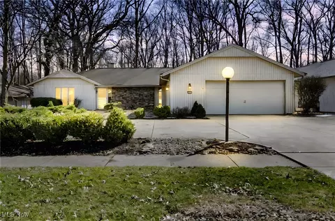22553 Creek Bend Ct, Strongsville, OH 44149