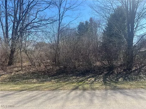 2572 Damvue Dr, Roaming Shores, OH 44084