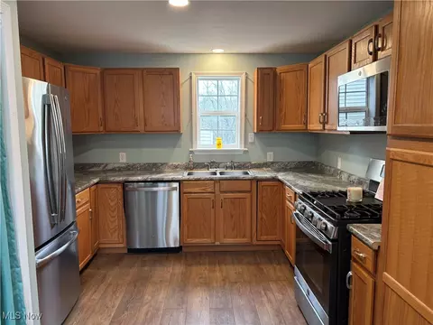 118 Rainbow St, Wadsworth, OH 44281 photo 2