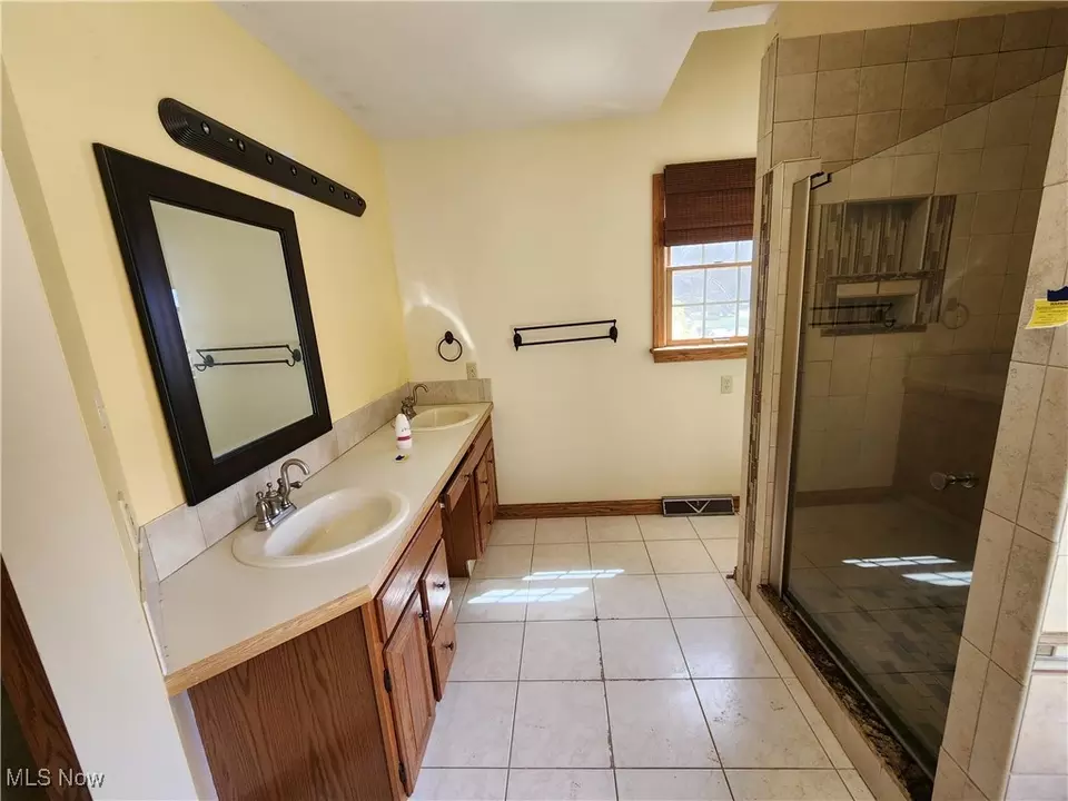 Bath - 680 Saddlebrook Dr, Youngstown, OH 44512 photo 2 of 4