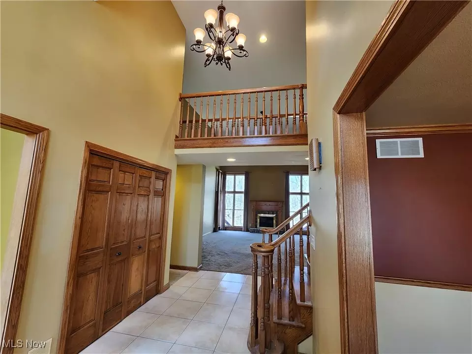 Entry Way - 680 Saddlebrook Dr, Youngstown, OH 44512 photo 2 of 4