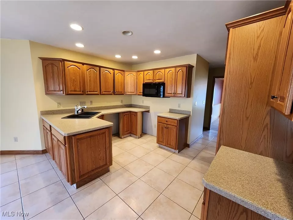 Kitchen - 680 Saddlebrook Dr, Youngstown, OH 44512 photo 4 of 5