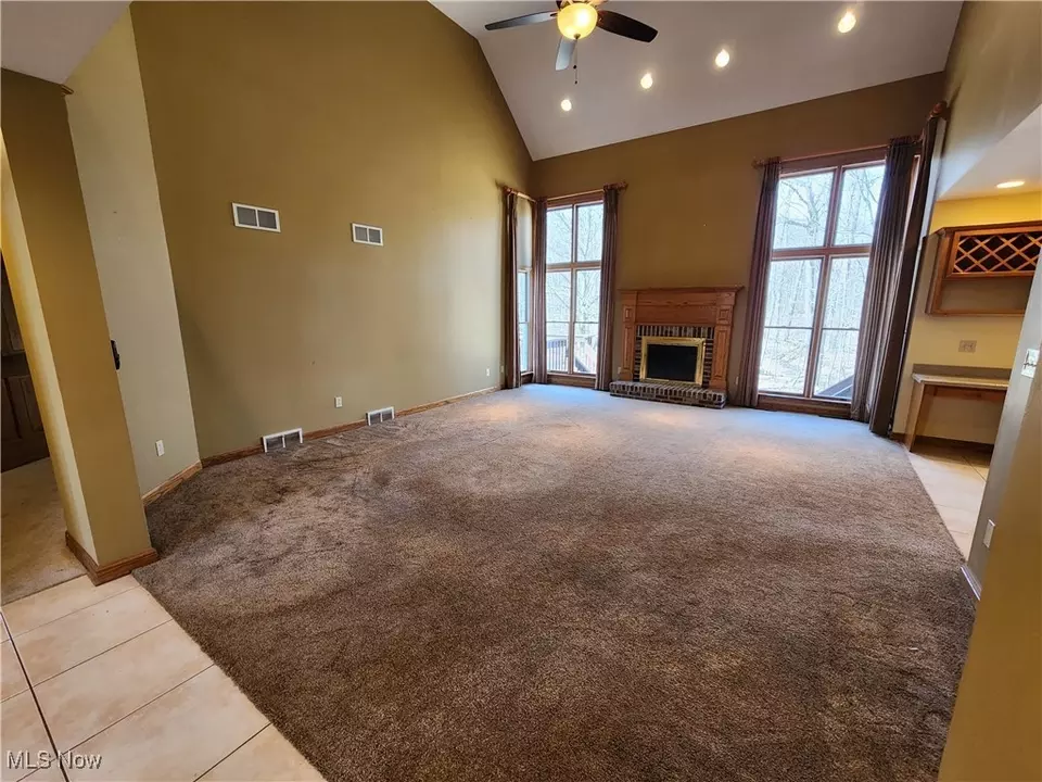 Living - 680 Saddlebrook Dr, Youngstown, OH 44512 photo 4 of 10