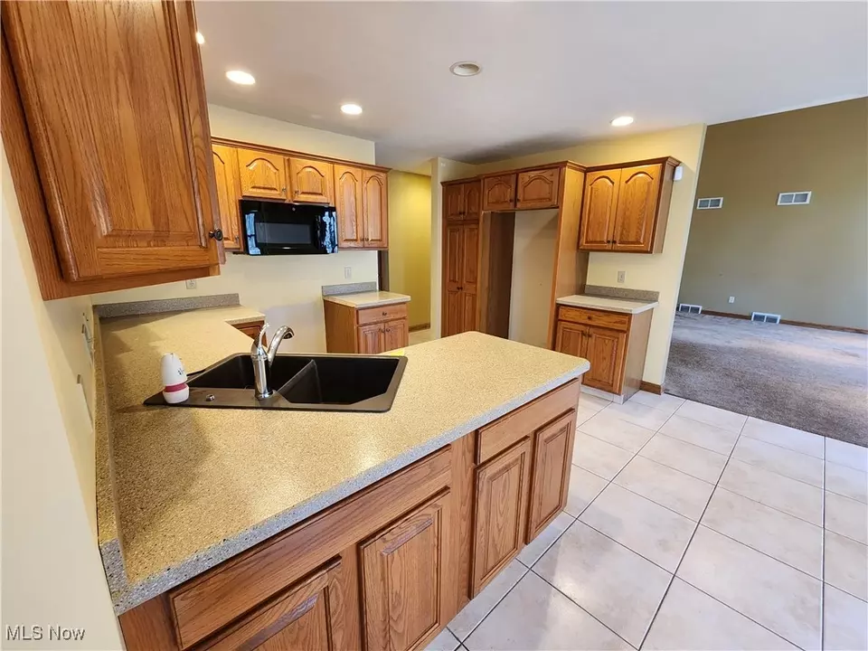 Kitchen - 680 Saddlebrook Dr, Youngstown, OH 44512 photo 2 of 5