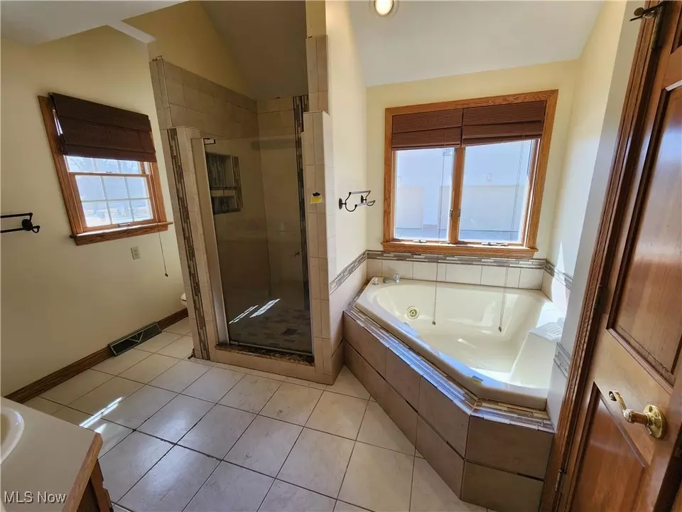 Bath - 680 Saddlebrook Dr, Youngstown, OH 44512 photo 1 of 4