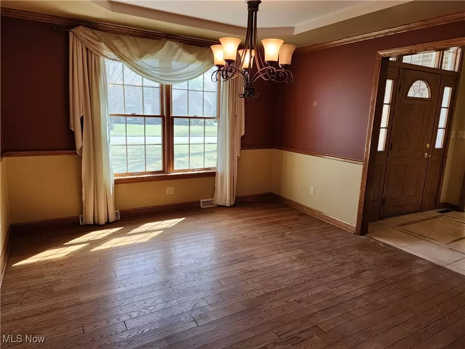 Living - 680 Saddlebrook Dr, Youngstown, OH 44512 photo 5 of 10