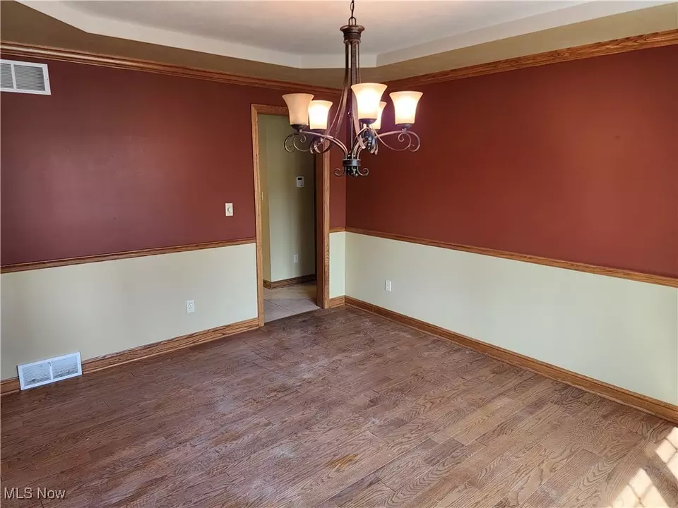 Living - 680 Saddlebrook Dr, Youngstown, OH 44512 photo 6 of 10