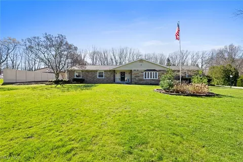 9120 Ambleside Dr, Mentor, OH 44060