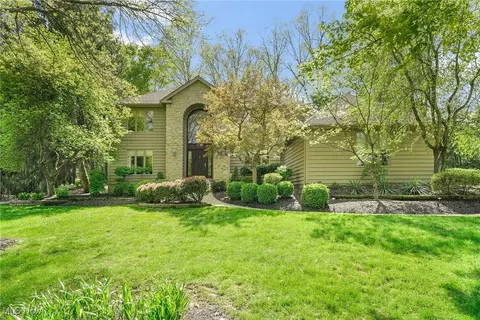 8448 Timber Trl, Brecksville, OH 44141