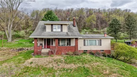Exterior - 6456 Dover Zoar Rd NE, Dover, OH 44622 photo 2 of 11