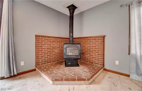 Living - 6456 Dover Zoar Rd NE, Dover, OH 44622 photo 6 of 7