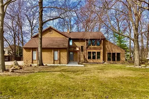 396 Greenbriar Dr, Avon Lake, OH 44012