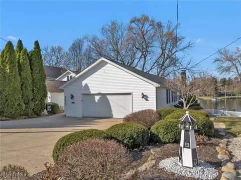 5460 Island Dr NW, Canton, OH 44718