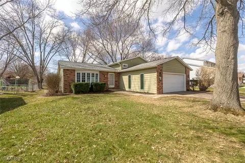 8416 Lorraine Dr, Strongsville, OH 44149