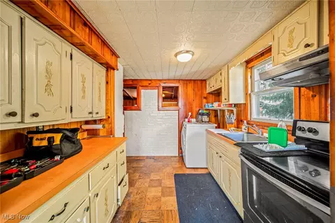 Kitchen - 1035 Beachview Rd, Willoughby, OH 44094 photo 2 of 2