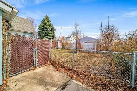 Exterior - 1035 Beachview Rd, Willoughby, OH 44094 photo 8 of 8