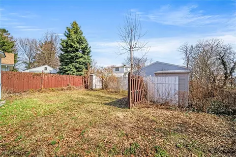 Exterior - 1035 Beachview Rd, Willoughby, OH 44094 photo 6 of 8