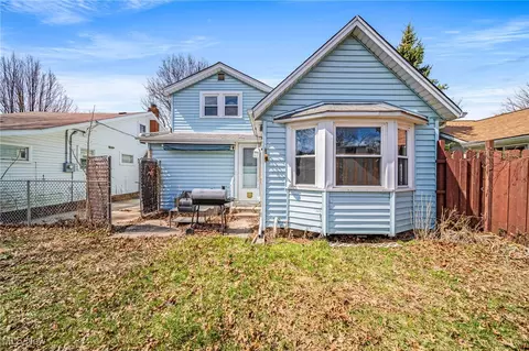 Exterior - 1035 Beachview Rd, Willoughby, OH 44094 photo 3 of 8