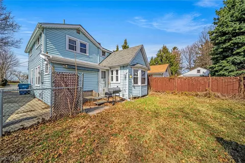 Exterior - 1035 Beachview Rd, Willoughby, OH 44094 photo 4 of 8