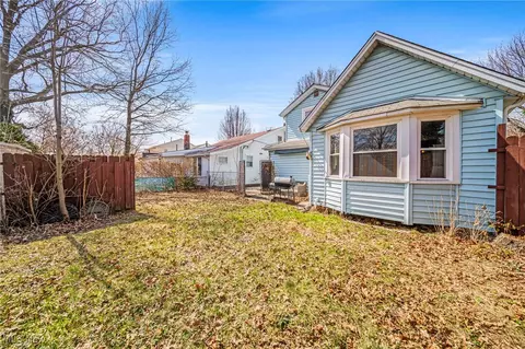 Exterior - 1035 Beachview Rd, Willoughby, OH 44094 photo 5 of 8