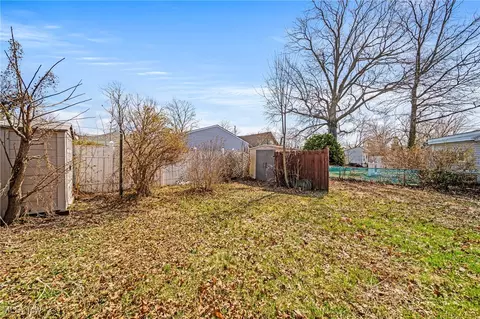 Exterior - 1035 Beachview Rd, Willoughby, OH 44094 photo 7 of 8