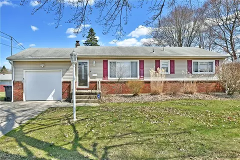 3925 Artmar Dr, Austintown, OH 44515