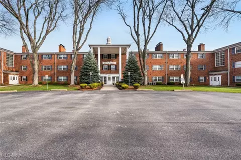 2885 Pease Dr #208, Rocky River, OH 44116