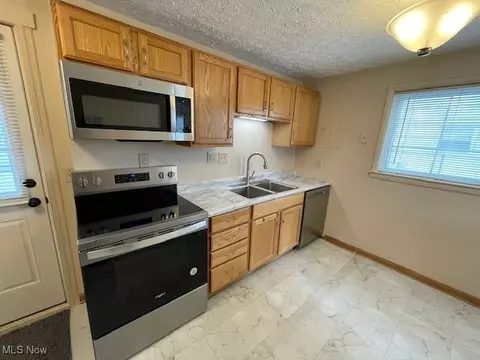 3331 Grant St, Lorain, OH 44052 photo 4