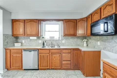 Kitchen - 644 University Ave, Elyria, OH 44035 photo 4 of 5