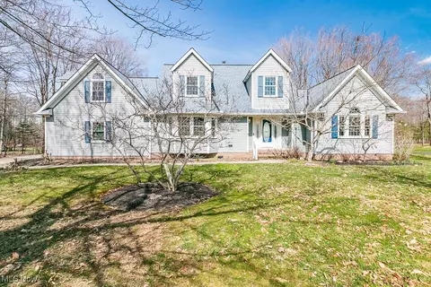 10096 Widgeon Dr, Chagrin Falls, OH 44023
