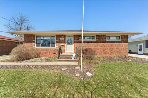 24236 Rosita Ln, North Olmsted, OH 44070