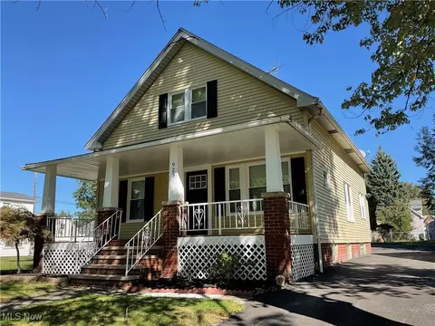 Exterior - 925 E 236th St, Euclid, OH 44123 photo 2 of 3