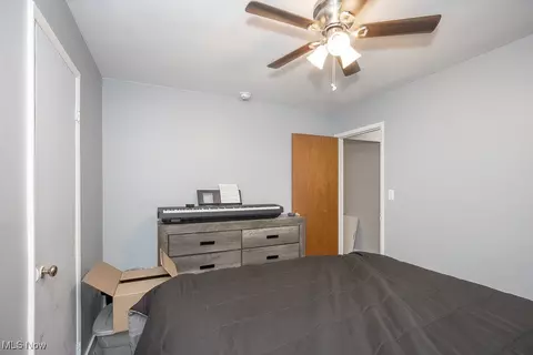 Bedroom - 512 Willow Park Rd, Elyria, OH 44035 photo 2 of 4