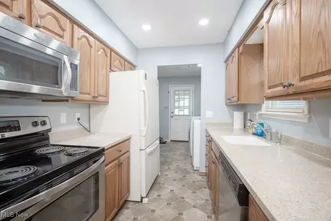 Kitchen - 512 Willow Park Rd, Elyria, OH 44035 photo 2 of 2