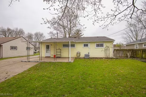Exterior - 512 Willow Park Rd, Elyria, OH 44035 photo 2 of 4