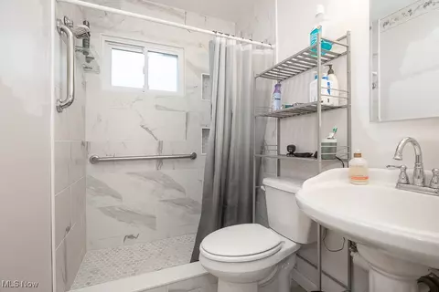 Bath - 512 Willow Park Rd, Elyria, OH 44035 photo 1 of 1