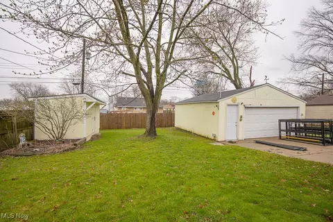 Exterior - 512 Willow Park Rd, Elyria, OH 44035 photo 3 of 4