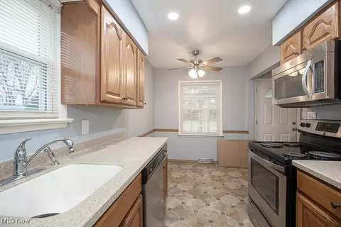 Kitchen - 512 Willow Park Rd, Elyria, OH 44035 photo 1 of 2