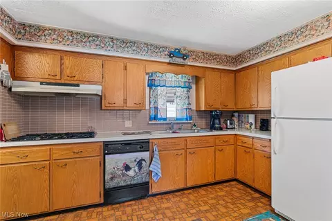 Kitchen - 5170 Broadway, Lorain, OH 44052 photo 3 of 5