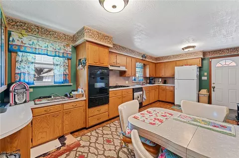 Kitchen - 5170 Broadway, Lorain, OH 44052 photo 4 of 5
