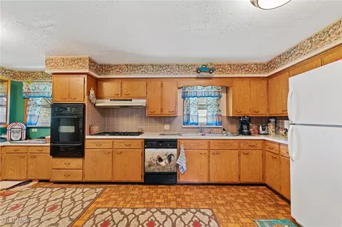 Kitchen - 5170 Broadway, Lorain, OH 44052 photo 2 of 5