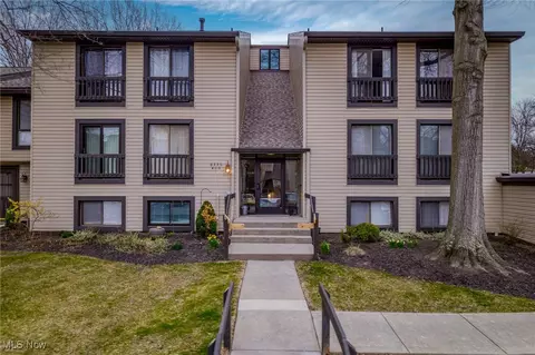 6330 Greenwood #406, Sagamore Hills, OH 44067